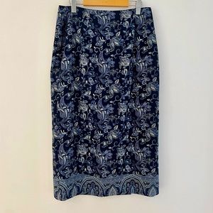 Beautiful Gloria Vanderbilt blue floral skirt